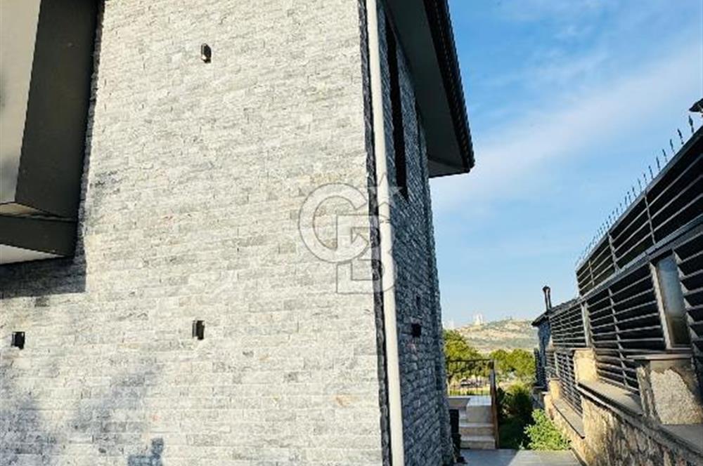Sarıçam İlçesi Bayram Hacılı Mh.de Göl Manzaralı 4+1 Satılık Villa