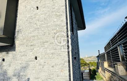 Sarıçam İlçesi Bayram Hacılı Mh.de Göl Manzaralı 4+1 Satılık Villa