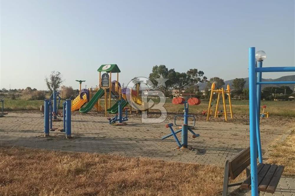 DİKİLİ GÜLKENT SİTESİNDE DENİZE YAKIN MESAFEDE VİLLA İMARLI FIRSAT ARSA