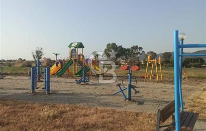 DİKİLİ GÜLKENT SİTESİNDE DENİZE YAKIN MESAFEDE VİLLA İMARLI FIRSAT ARSA