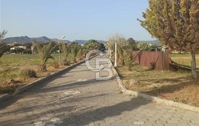 DİKİLİ GÜLKENT SİTESİNDE DENİZE YAKIN MESAFEDE VİLLA İMARLI FIRSAT ARSA