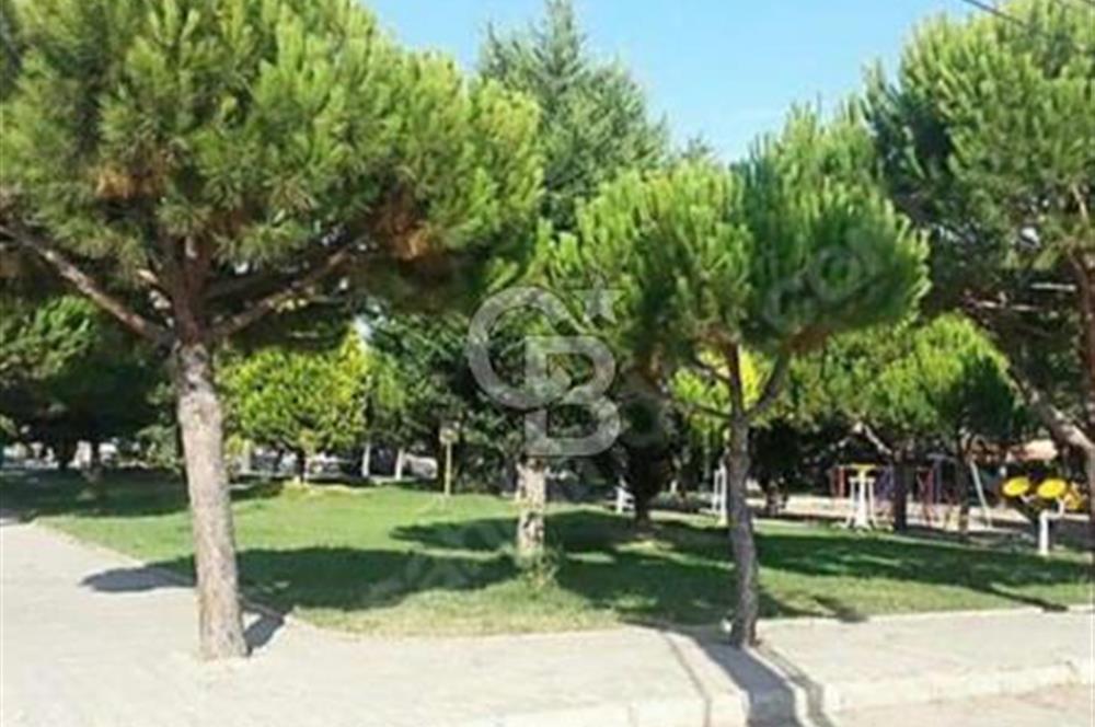 DİKİLİ GÜLKENT SİTESİNDE DENİZE YAKIN MESAFEDE VİLLA İMARLI FIRSAT ARSA