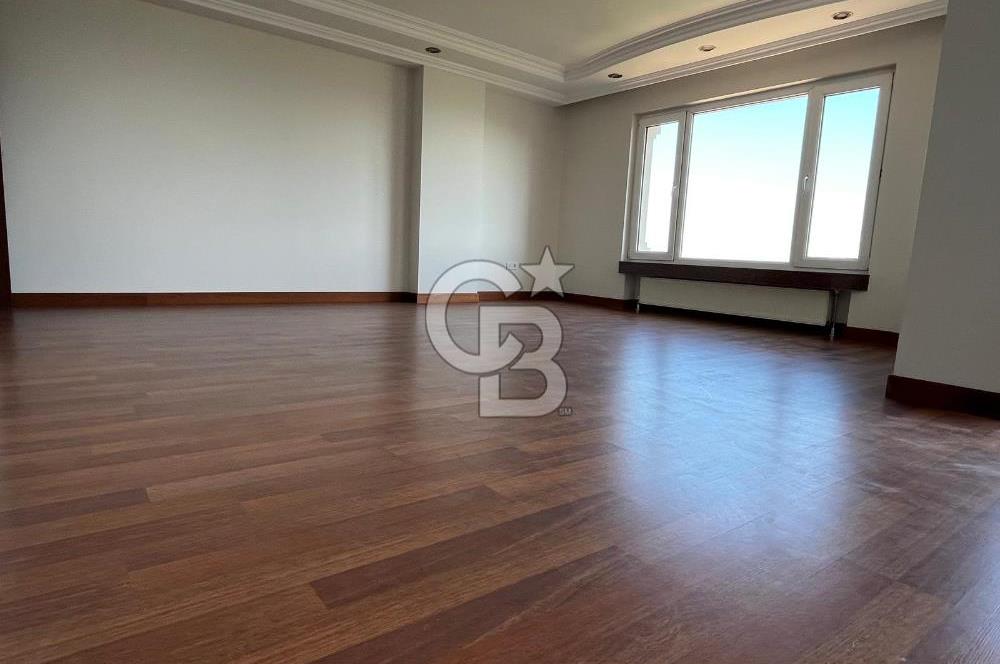 Sahilde Deniz Manzaralı Otoparklı Balkonlu 4+1 Satılık Daire