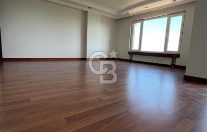 Sahilde Deniz Manzaralı Otoparklı Balkonlu 4+1 Satılık Daire