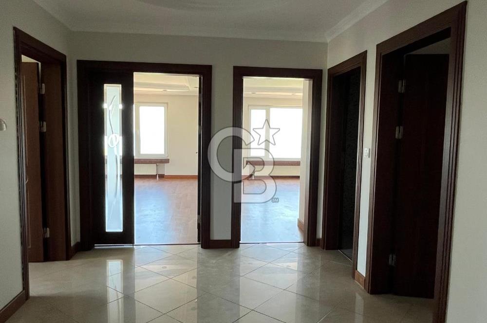 Sahilde Deniz Manzaralı Otoparklı Balkonlu 4+1 Satılık Daire