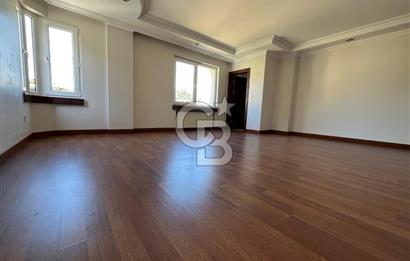 Sahilde Deniz Manzaralı Otoparklı Balkonlu 4+1 Satılık Daire
