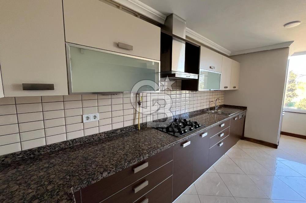 Sahilde Deniz Manzaralı Otoparklı Balkonlu 4+1 Satılık Daire