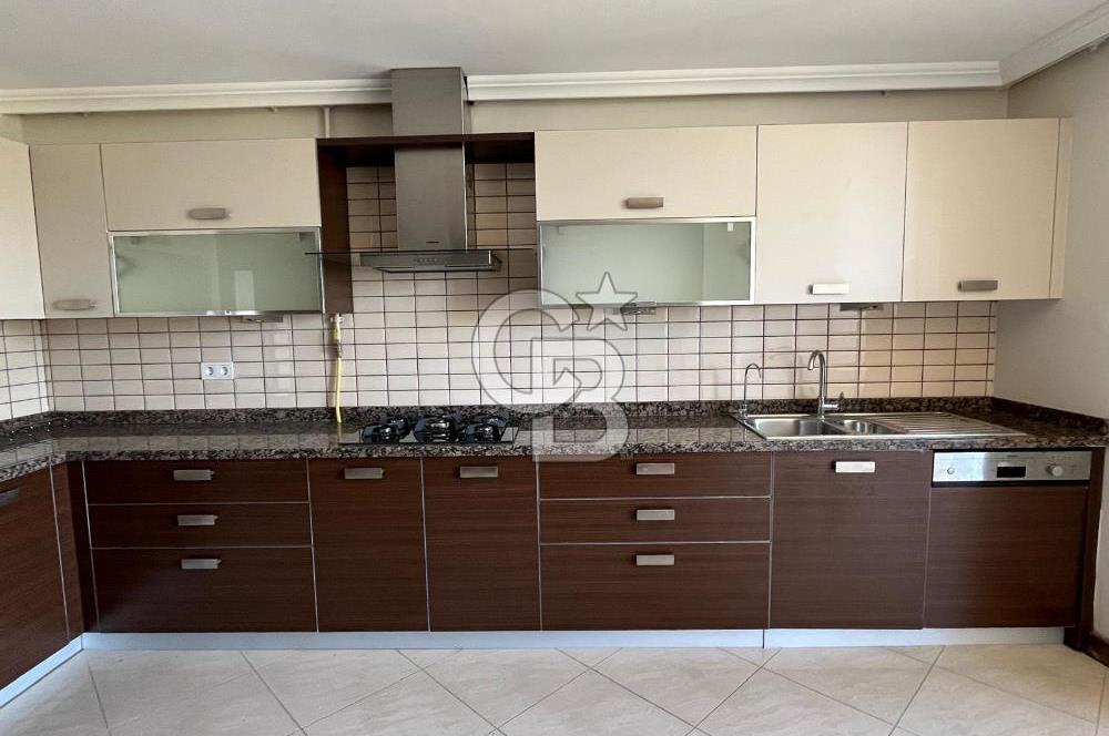 Sahilde Deniz Manzaralı Otoparklı Balkonlu 4+1 Satılık Daire