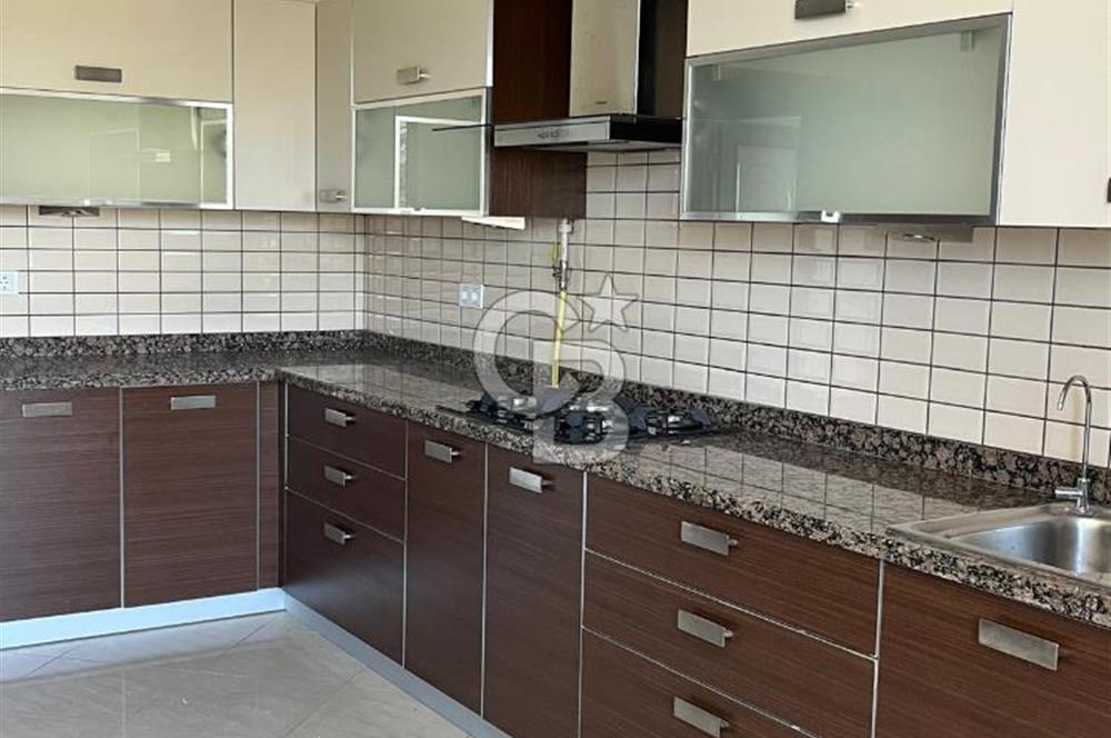 Sahilde Deniz Manzaralı Otoparklı Balkonlu 4+1 Satılık Daire