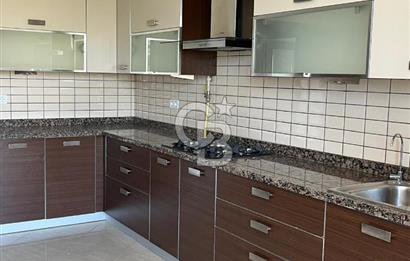 Sahilde Deniz Manzaralı Otoparklı Balkonlu 4+1 Satılık Daire