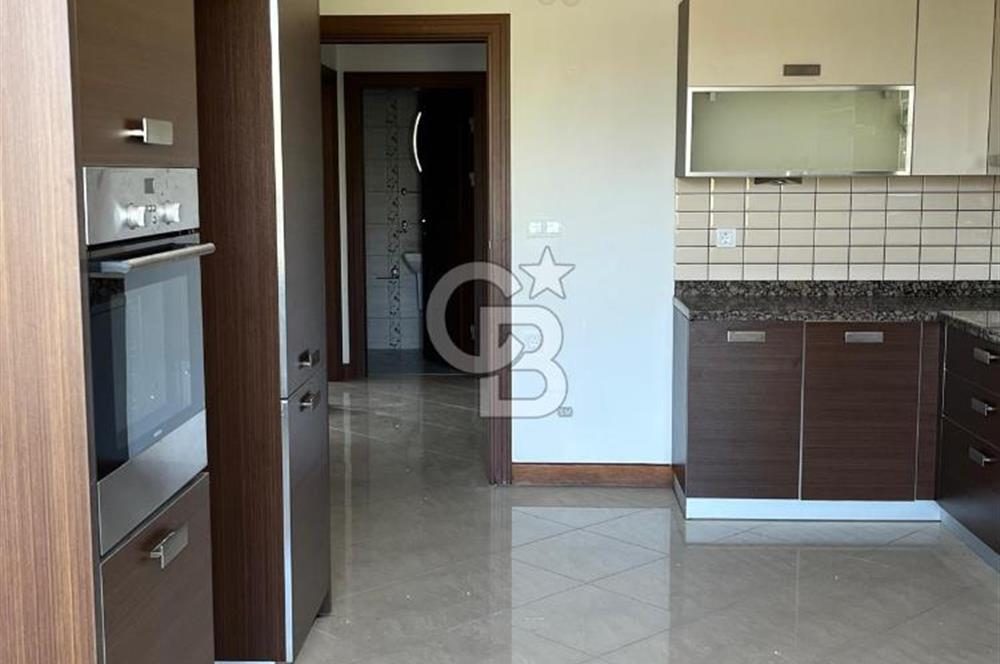 Sahilde Deniz Manzaralı Otoparklı Balkonlu 4+1 Satılık Daire
