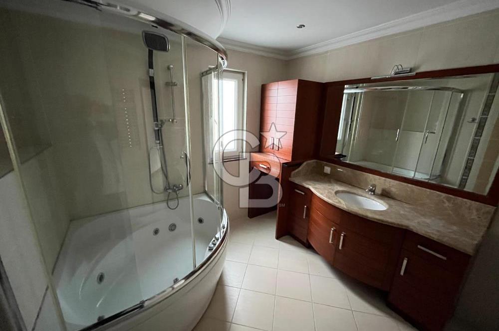 Sahilde Deniz Manzaralı Otoparklı Balkonlu 4+1 Satılık Daire