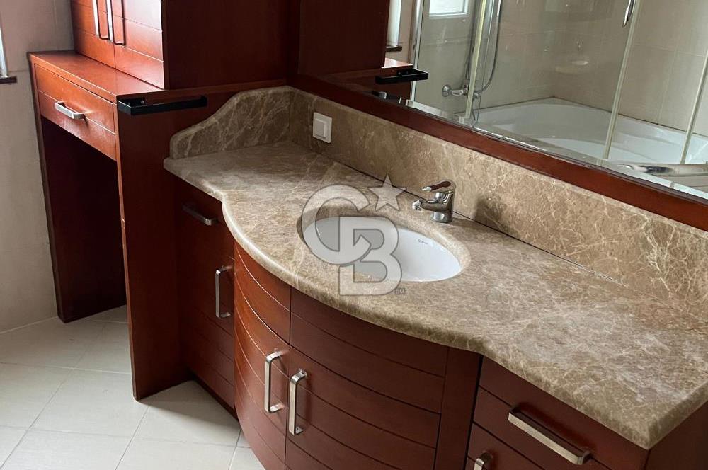 Sahilde Deniz Manzaralı Otoparklı Balkonlu 4+1 Satılık Daire