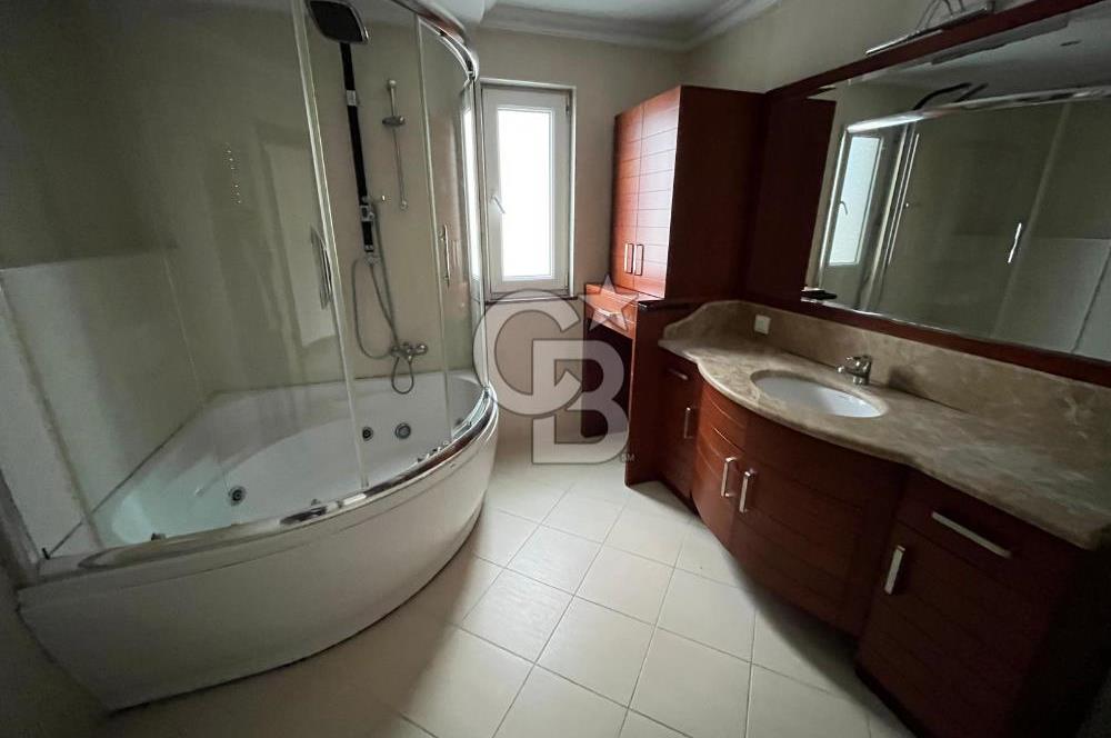 Sahilde Deniz Manzaralı Otoparklı Balkonlu 4+1 Satılık Daire