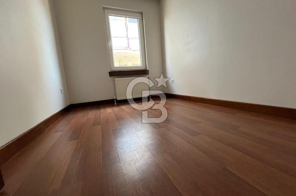 Sahilde Deniz Manzaralı Otoparklı Balkonlu 4+1 Satılık Daire