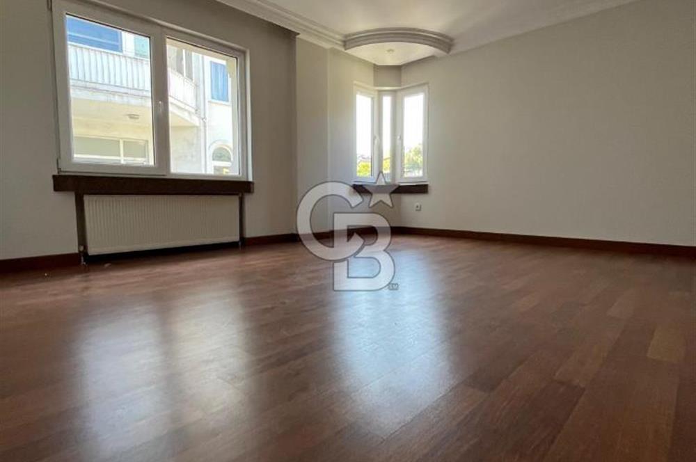 Sahilde Deniz Manzaralı Otoparklı Balkonlu 4+1 Satılık Daire