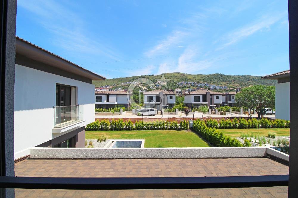 Güzelbahçe Yelki Mi'Marin Elal Gardenia 33 Sitesinde Özel Havuzlu Kiralık 5+1 Villa