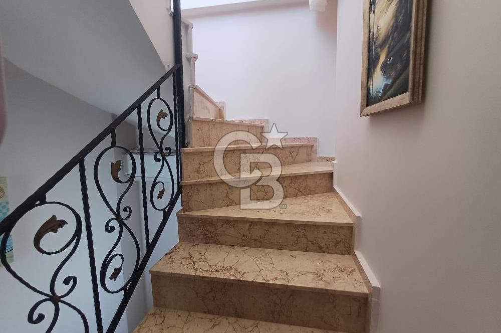 ÇanakkaleAyvacık Mıhlı'da Denize Sıfır Havuzlu Tripleks Villa