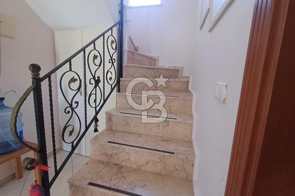 ÇanakkaleAyvacık Mıhlı'da Denize Sıfır Havuzlu Tripleks Villa