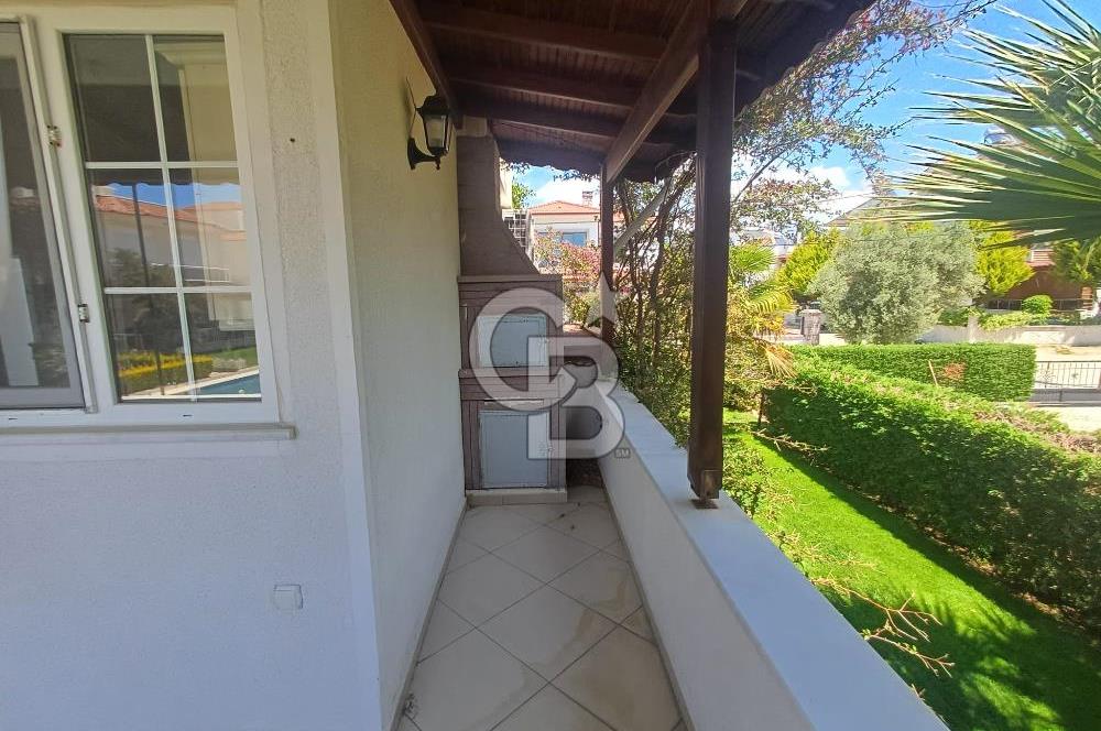 ÇanakkaleAyvacık Mıhlı'da Denize Sıfır Havuzlu Tripleks Villa