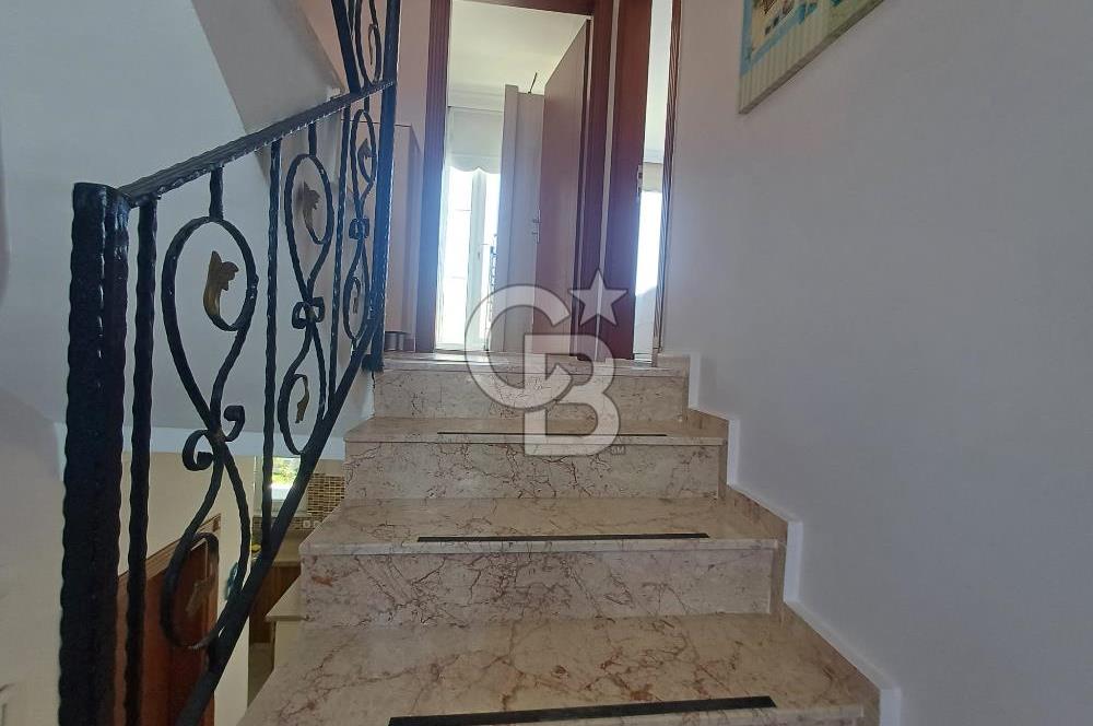 ÇanakkaleAyvacık Mıhlı'da Denize Sıfır Havuzlu Tripleks Villa