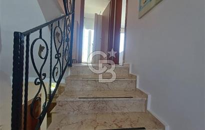 ÇanakkaleAyvacık Mıhlı'da Denize Sıfır Havuzlu Tripleks Villa