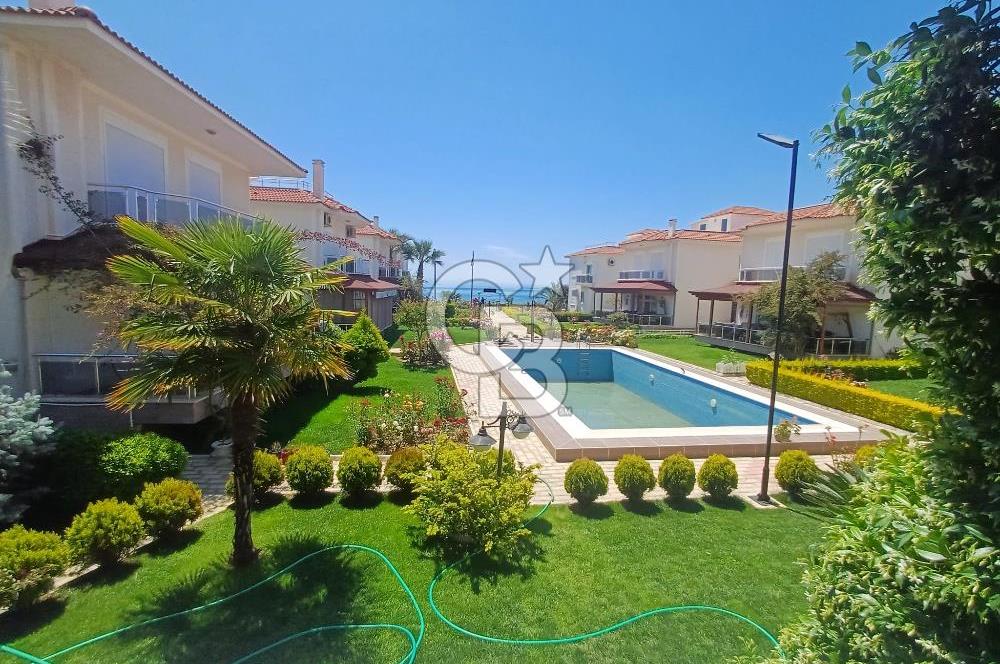 ÇanakkaleAyvacık Mıhlı'da Denize Sıfır Havuzlu Tripleks Villa