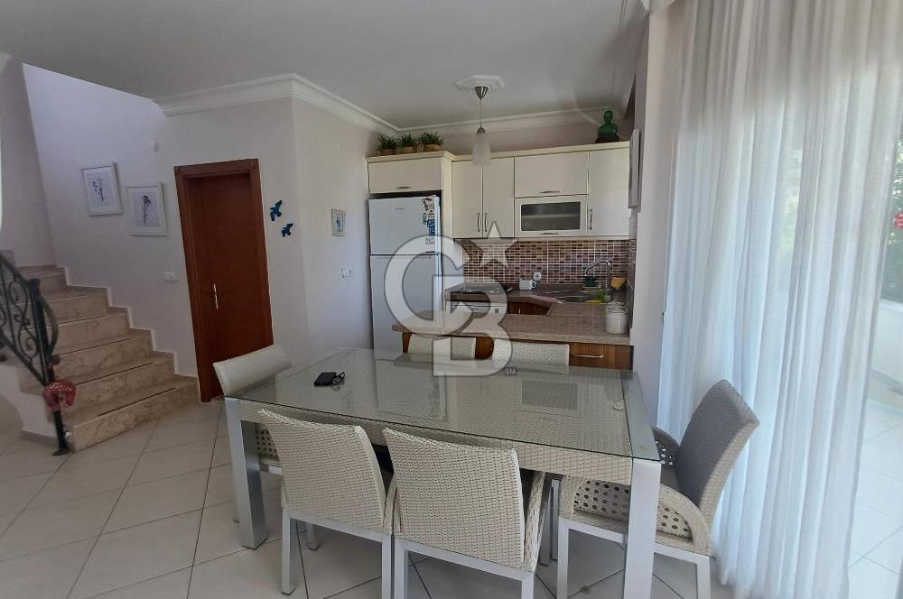ÇanakkaleAyvacık Mıhlı'da Denize Sıfır Havuzlu Tripleks Villa