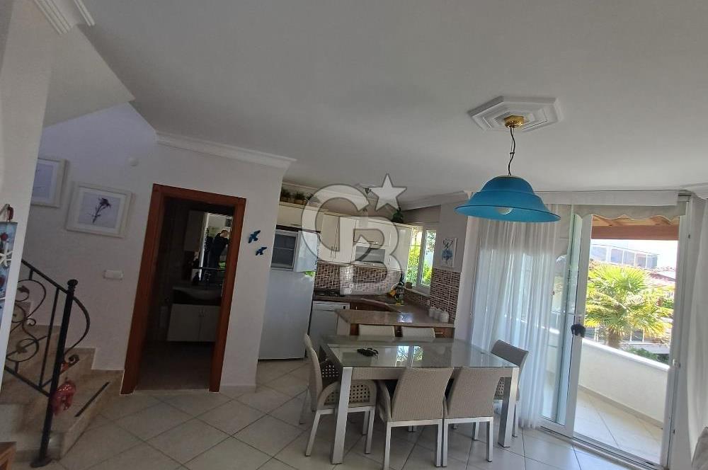 ÇanakkaleAyvacık Mıhlı'da Denize Sıfır Havuzlu Tripleks Villa