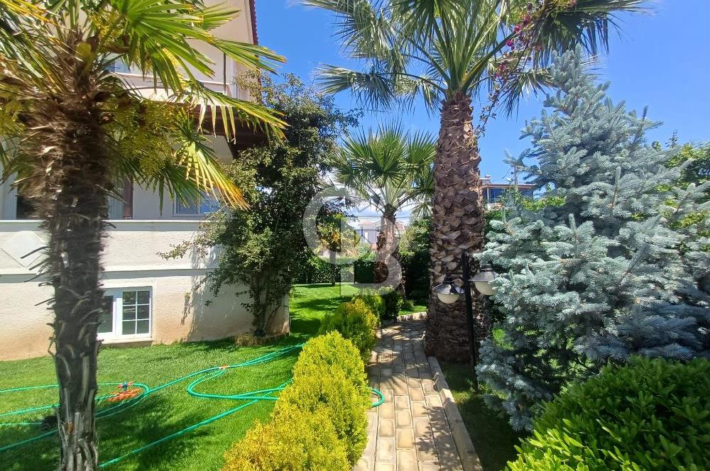 ÇanakkaleAyvacık Mıhlı'da Denize Sıfır Havuzlu Tripleks Villa