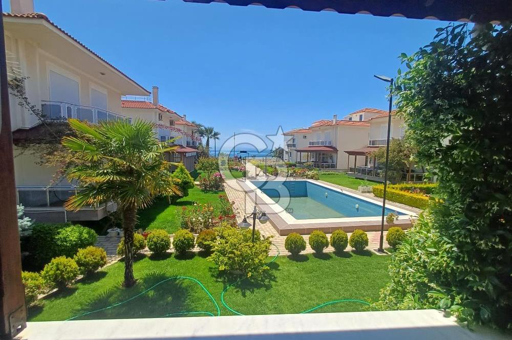 ÇanakkaleAyvacık Mıhlı'da Denize Sıfır Havuzlu Tripleks Villa
