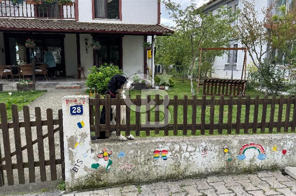 KUMCAĞIZ'DA PARKA CEPHE GENİŞ BAHÇELİ VİLLA