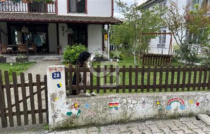 KUMCAĞIZ'DA PARKA CEPHE GENİŞ BAHÇELİ VİLLA