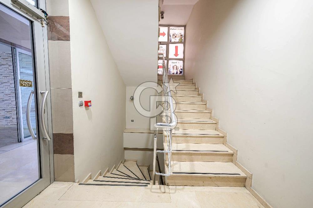ATAŞEHİR'DE MUHTEŞEM KONUMDA 1200 M2 İSKANLI KİRALIK PLAZA