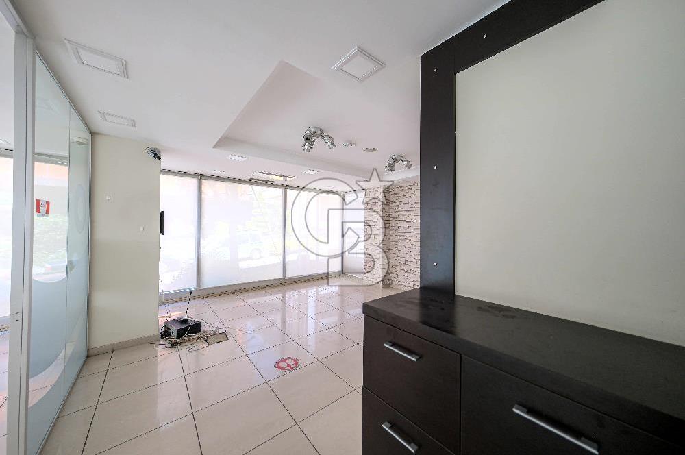 ATAŞEHİR'DE MUHTEŞEM KONUMDA 1200 M2 İSKANLI KİRALIK PLAZA
