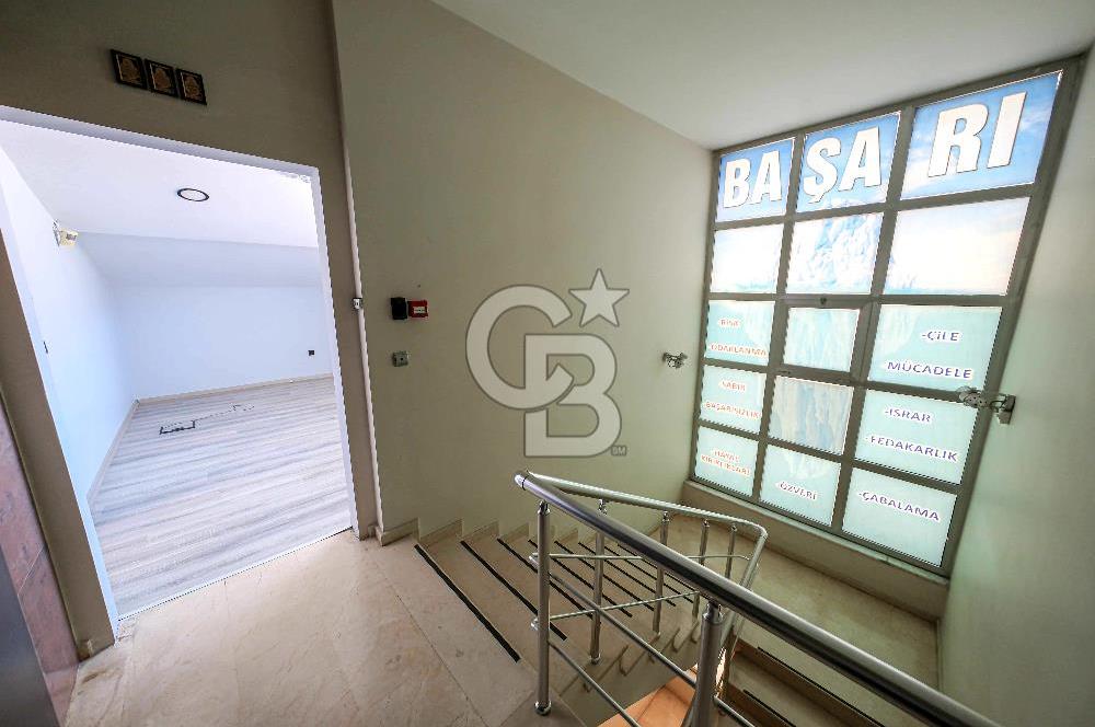 ATAŞEHİR'DE MUHTEŞEM KONUMDA 1200 M2 İSKANLI KİRALIK PLAZA
