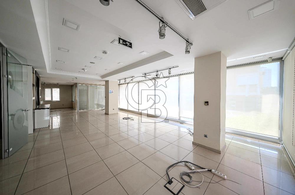 ATAŞEHİR'DE MUHTEŞEM KONUMDA 1200 M2 İSKANLI KİRALIK PLAZA