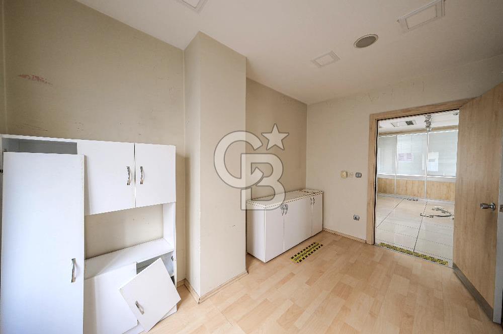 ATAŞEHİR'DE MUHTEŞEM KONUMDA 1200 M2 İSKANLI KİRALIK PLAZA