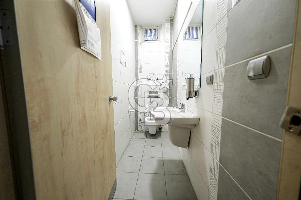 ATAŞEHİR'DE MUHTEŞEM KONUMDA 1200 M2 İSKANLI KİRALIK PLAZA