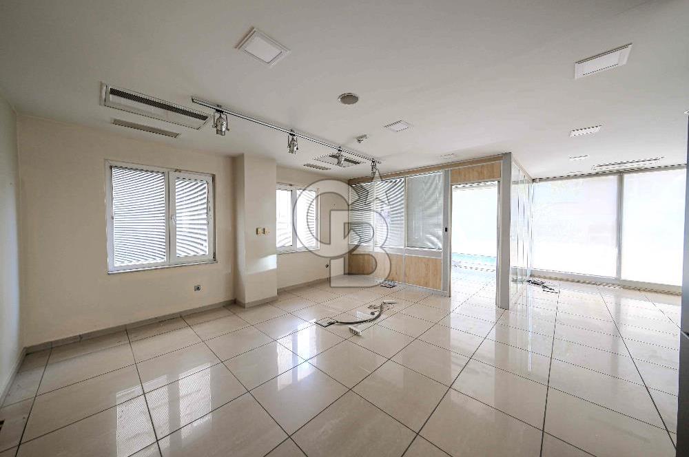 ATAŞEHİR'DE MUHTEŞEM KONUMDA 1200 M2 İSKANLI KİRALIK PLAZA