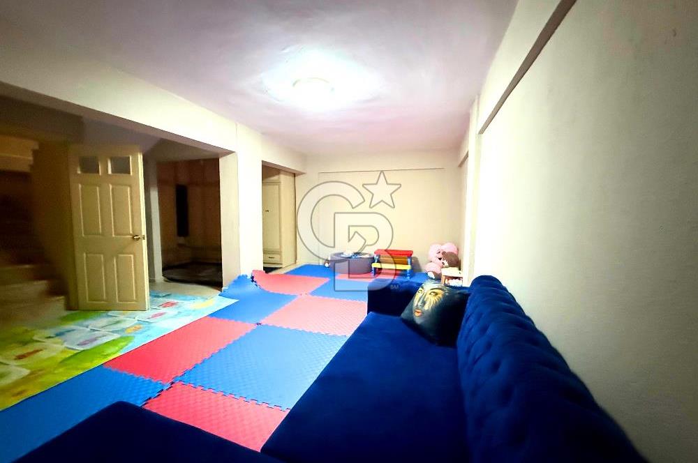 Dikili Merkezde Satılık 5+2 Full Eşyalı Tripleks Villa