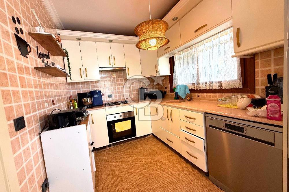 Dikili Merkezde Satılık 5+2 Full Eşyalı Tripleks Villa
