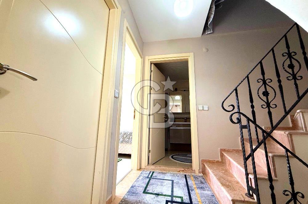 Dikili Merkezde Satılık 5+2 Full Eşyalı Tripleks Villa