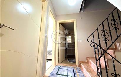 Dikili Merkezde Satılık 5+2 Full Eşyalı Tripleks Villa