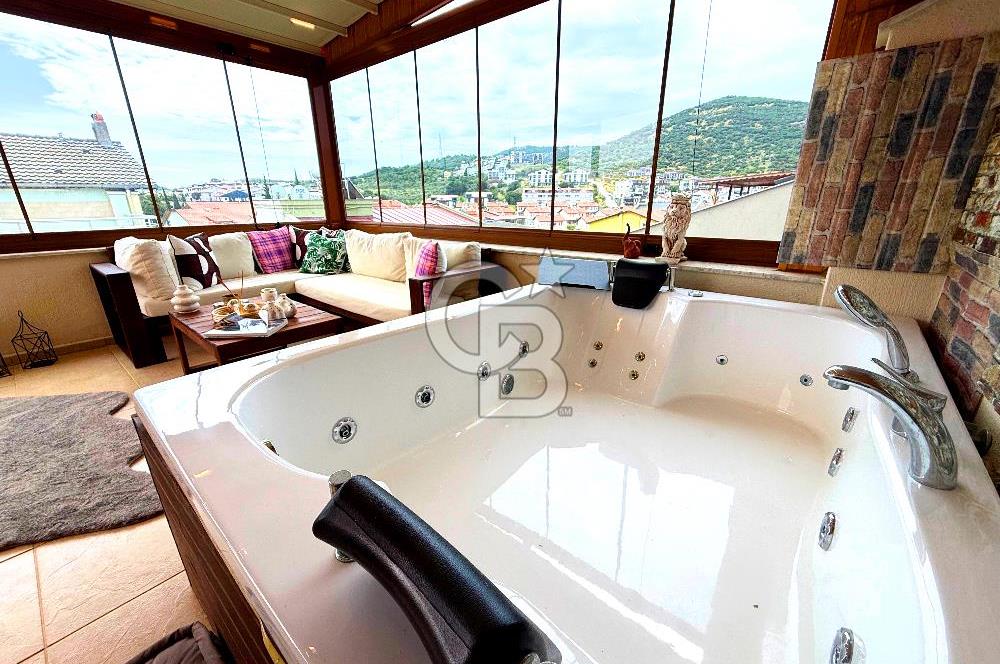 Dikili Merkezde Satılık 5+2 Full Eşyalı Tripleks Villa