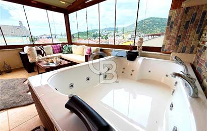 Dikili Merkezde Satılık 5+2 Full Eşyalı Tripleks Villa