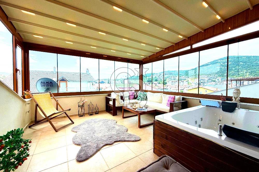 Dikili Merkezde Satılık 5+2 Full Eşyalı Tripleks Villa