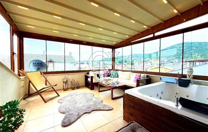 Dikili Merkezde Satılık 5+2 Full Eşyalı Tripleks Villa