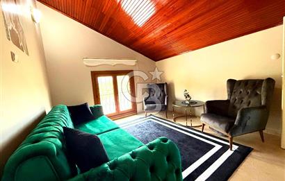 Dikili Merkezde Satılık 5+2 Full Eşyalı Tripleks Villa