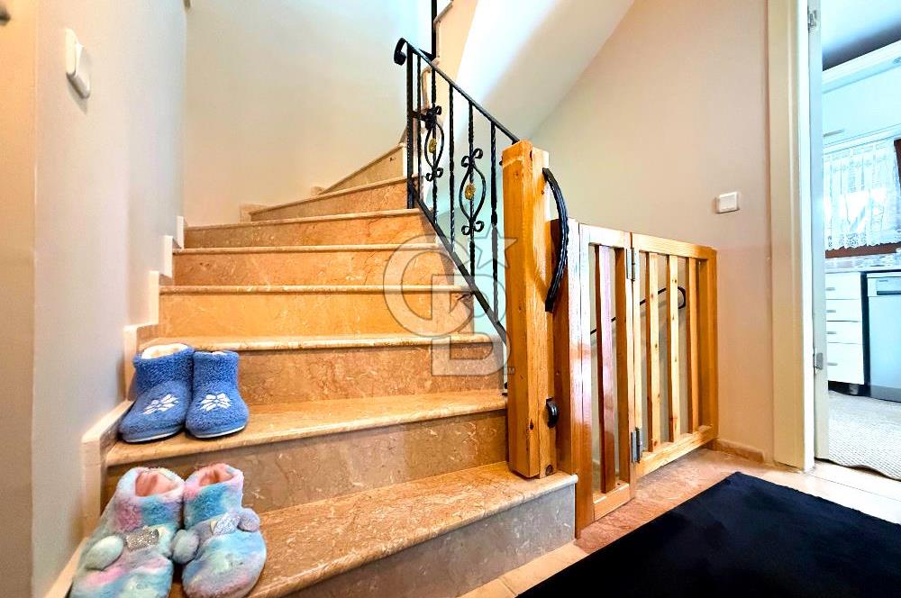 Dikili Merkezde Satılık 5+2 Full Eşyalı Tripleks Villa
